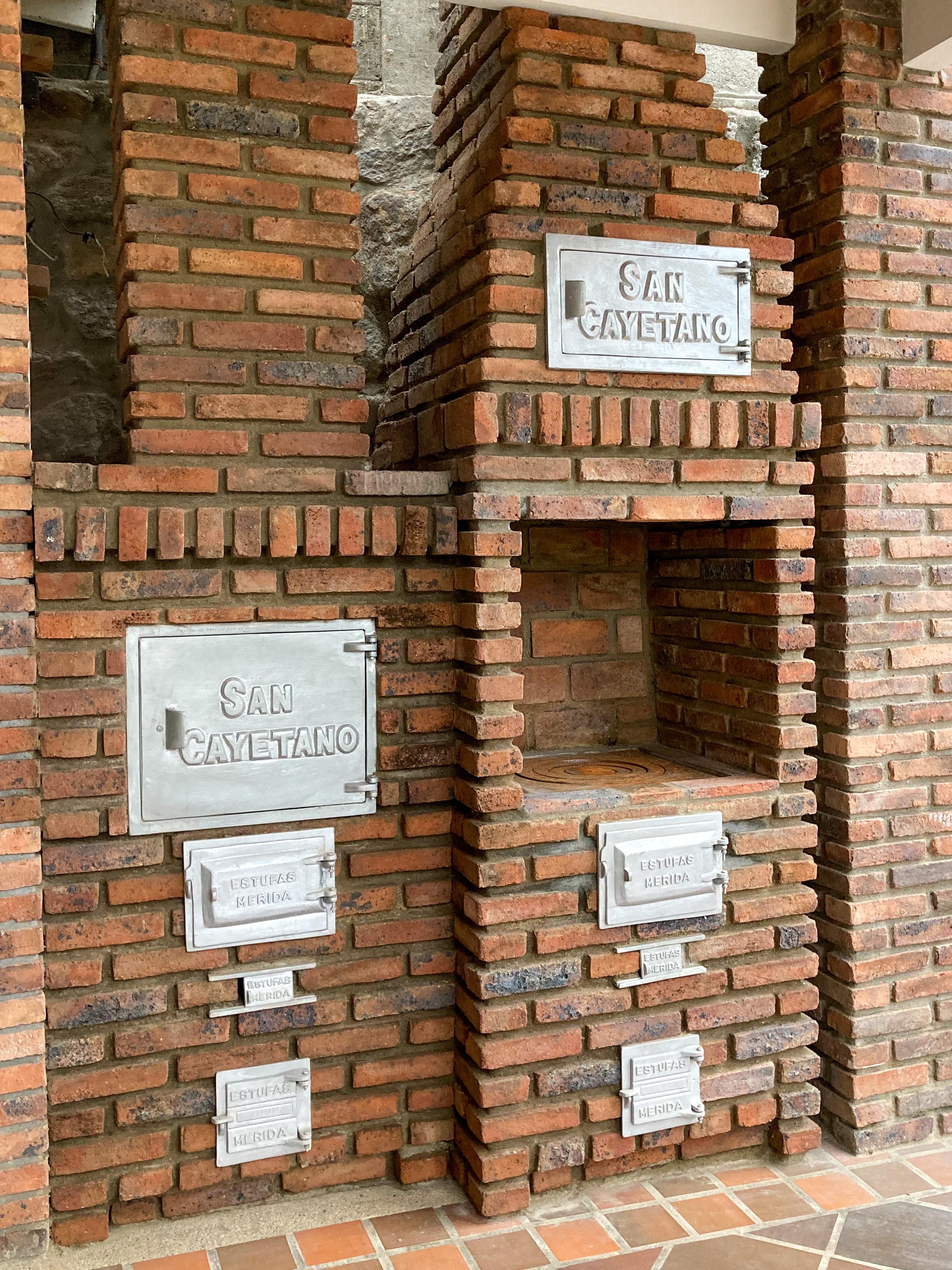 Estufa de ladrillo con puertas personalizadas San Cayetano