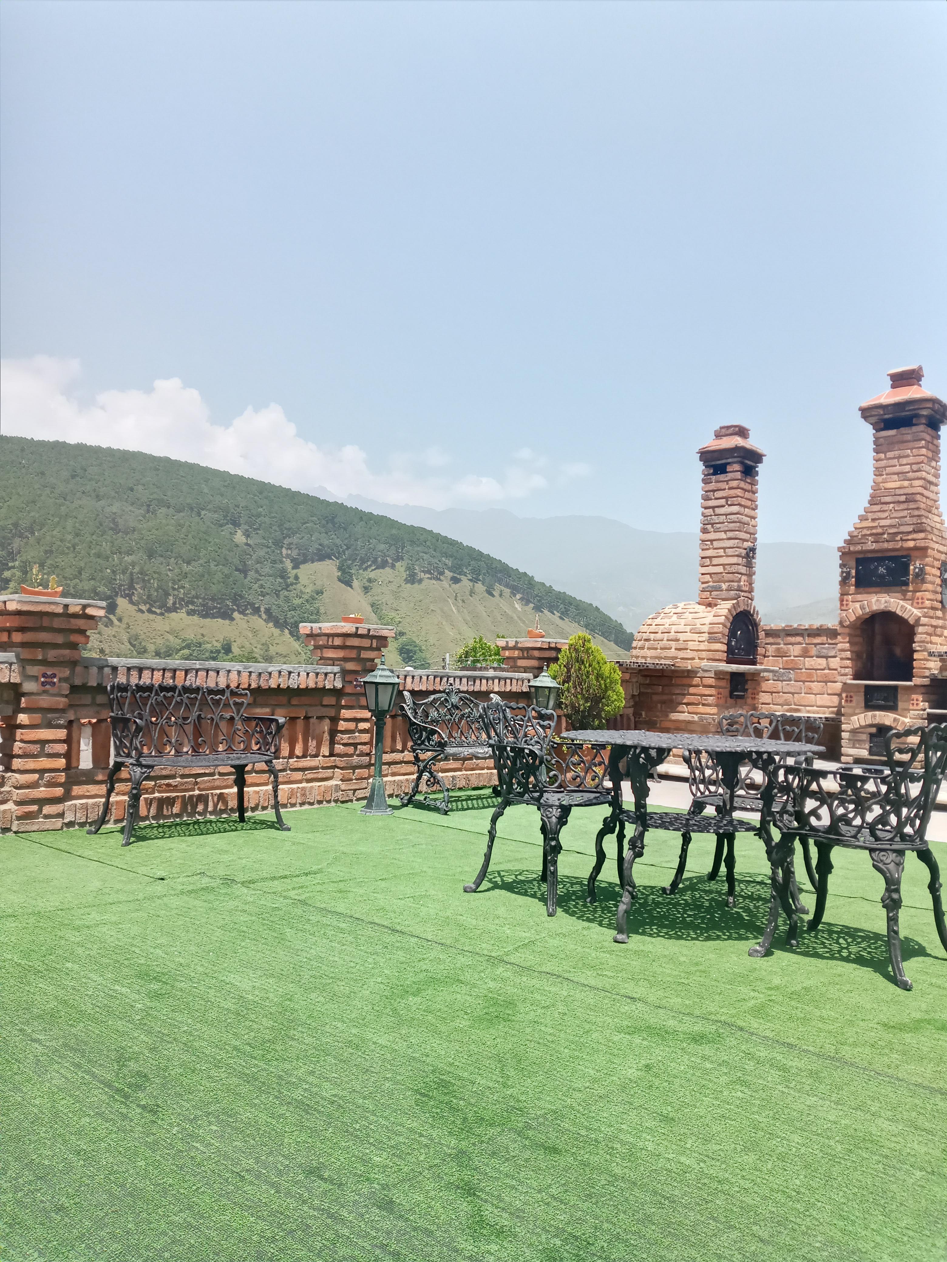 Chimeneas y hornos de ladrillo con vista a las montañas de Mérida